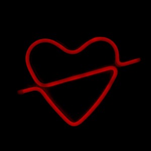 Επιτοίχιο Φωτιστικό Neon-LED σε Σχήμα Καρδιά με Βέλος (Κόκκινο)