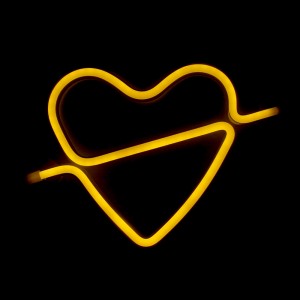 Επιτοίχιο Φωτιστικό Neon-LED σε Σχήμα Καρδιά με Βέλος (Κίτρινο)