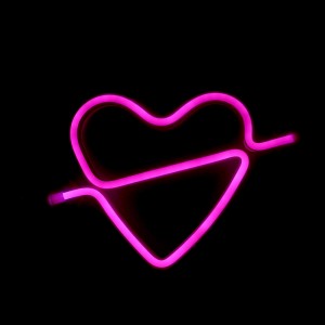 Επιτοίχιο Φωτιστικό Neon-LED σε Σχήμα Καρδιά με Βέλος (Ροζ)
